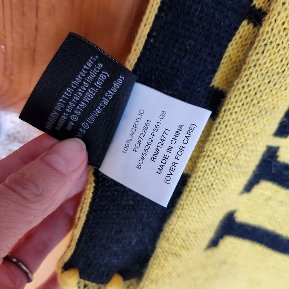 Hufflepuff Harry Potter Reversible Scarf - Picture 7 of 7